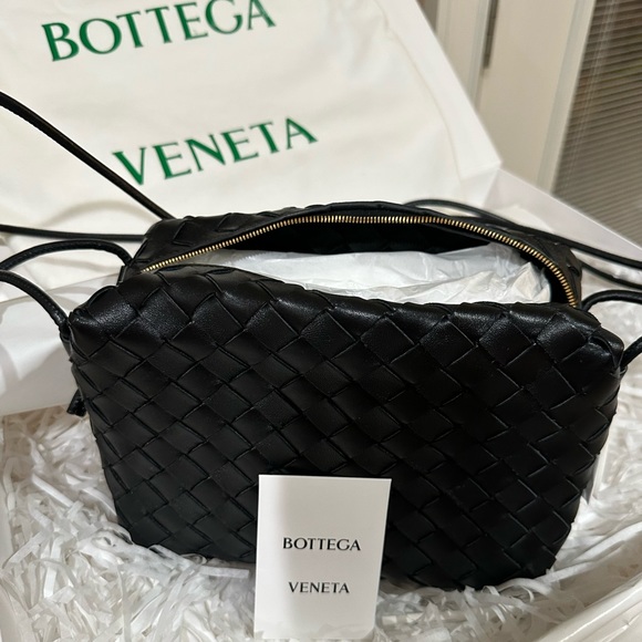 Bottega Veneta Medium Loop Camera Purse - Picture 3 of 16